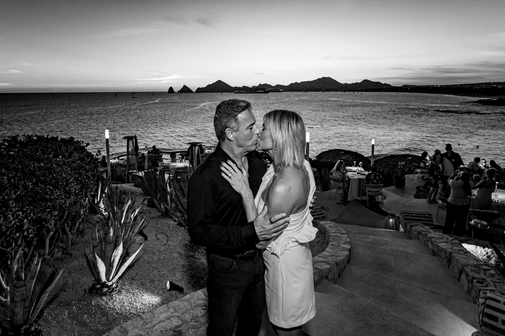 Guy and Johanna kissing at Sunset Monalisa, with the Sea of Cortez behind them